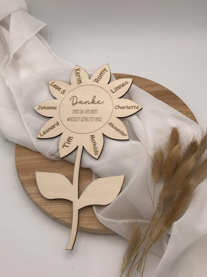 Geschenk aus Holz in Form einer Blume mit personalisierten Namen, ideal als Abschiedsgeschenk für Erzieherinnen.