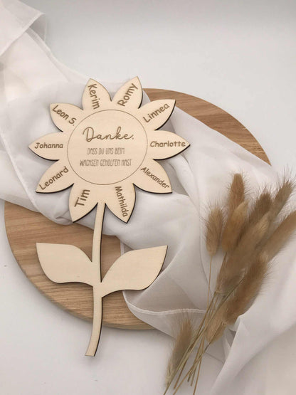 Abschiedsgeschenk Blume aus Holz mit eingravierten Kindernamen für Erzieherin.