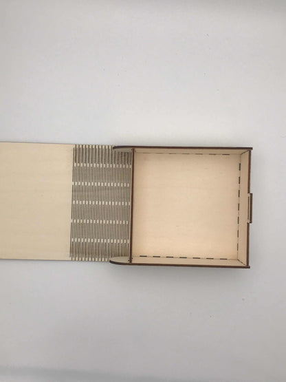 Holz-Erinnerungsbox zur Geburt, geöffnet, perfekt zur Aufbewahrung erster Baby-Andenken.