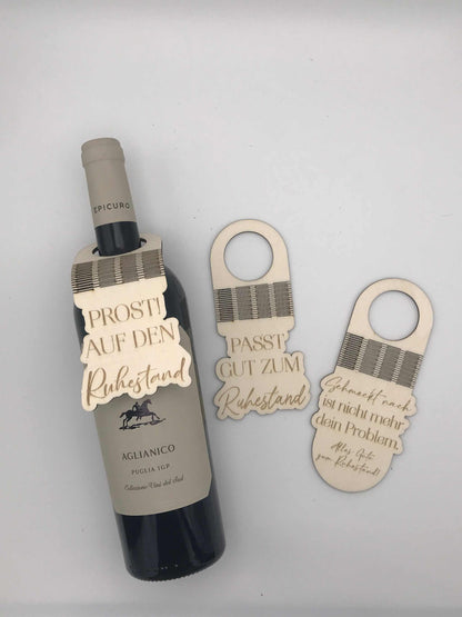 Flaschenanhänger aus Holz auf Weinflasche, personalisiert für Ruhestand, dekorative Geschenkidee.