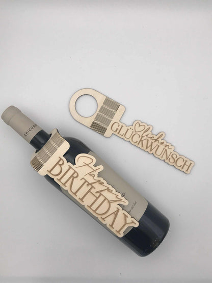 Flaschenanhänger aus Holz auf Weinflasche, personalisierte Dekoration für Geburtstage und besondere Anlässe.