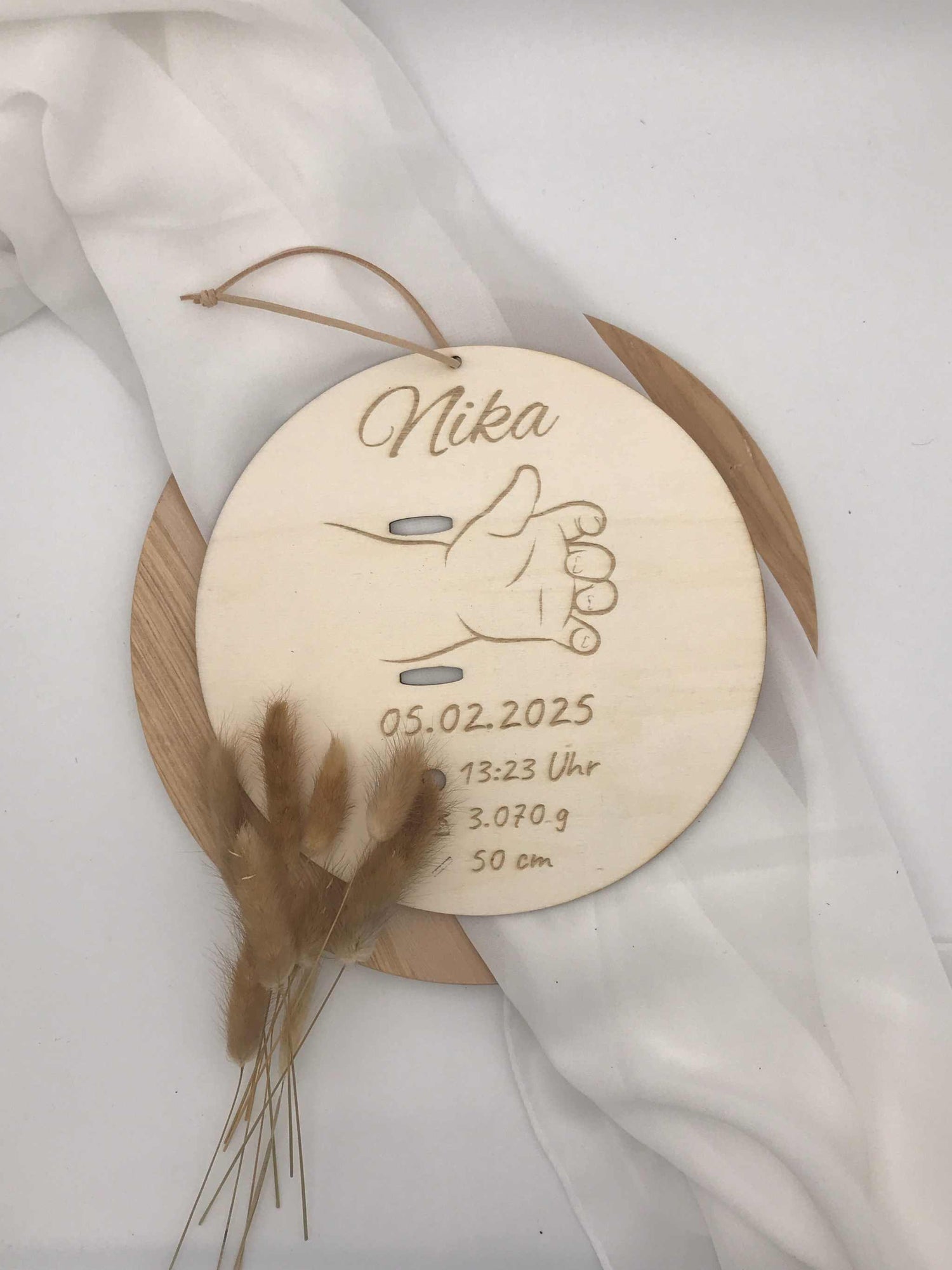 Personalisiertes Holzschild mit Geburtsdetails und Babyhanddesign auf Pappelsperrholz, dekorativ.