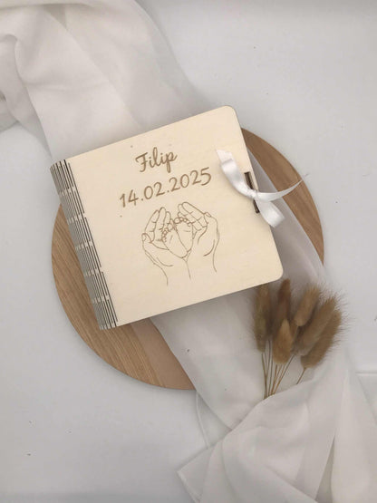Personalisierte Holz-Erinnerungskiste zur Geburt mit individueller Gravur für Baby-Andenken.