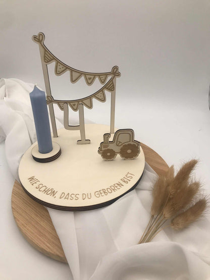 Geburtstagsteller aus Holz mit Traktor-Motiv und Kerzenhalter für Kindergeburtstag.