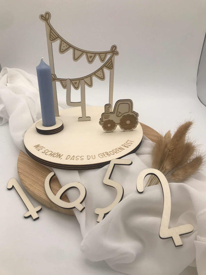 Geburtstagsteller aus Holz mit Traktor-Motiv und Kerzenhalter, personalisierbar, für Kindergeburtstag.