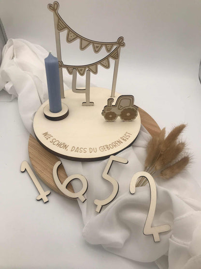 Holz Geburtstagsteller für Kinder mit Traktor-Motiv und Kerzenhalter, personalisierbar, aus nachhaltigem Pappelsperrholz.