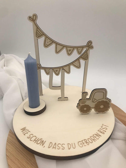 Holz-Geburtstagsteller für Kinder mit Traktor-Motiv, graviert mit "wie schön, dass du geboren bist", inklusive Kerzenhalter.