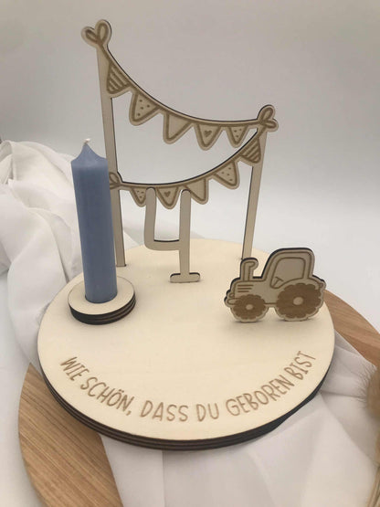 Geburtstagsteller aus Holz mit Traktor-Motiv und Kerzenhalter, personalisierbar für Kindergeburtstag.