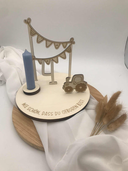 Geburtstagsteller aus Holz mit Traktor-Motiv und Kerzenhalter, graviert mit "wie schön, dass du geboren bist", ideal für Kindergeburtstag.