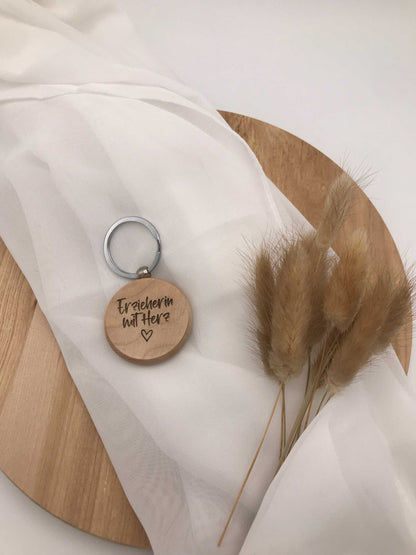 Personalisierter Holz-Schlüsselanhänger mit Gravur, ideales Abschiedsgeschenk für Erzieherinnen.