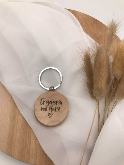 Personalisierter Holz-Schlüsselanhänger für Erzieherinnen mit Gravur und Herzsymbol, Abschiedsgeschenk.