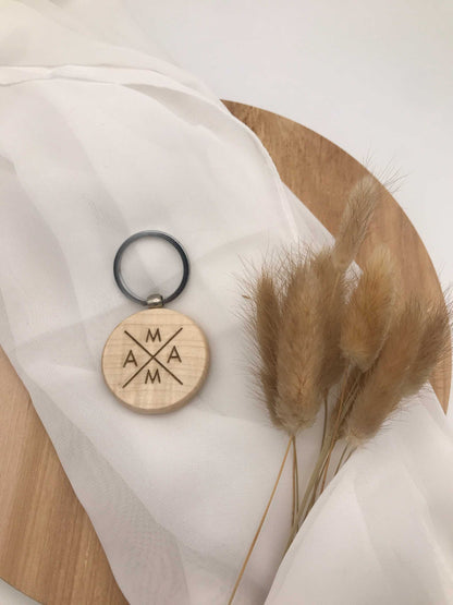 Einzigartiger gravierter Holz-Schlüsselanhänger mit personalisierbarem Design, ideal als liebevolles Geschenk.