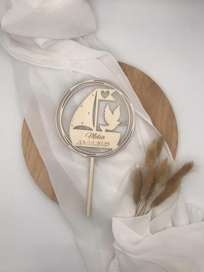 Caketopper Taufe aus Sperrholz, personalisiert, mit Segelboot- und Taubenmotiv.