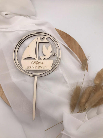 Caketopper Taufe aus Sperrholz mit Tauben- und Herzmotiv, personalisierbar, auf weißem Hintergrund.