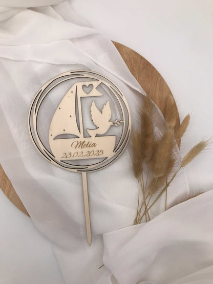 Caketopper Taufe aus Sperrholz mit Motiv von Taube und Boot, personalisiert mit Datum und Name.