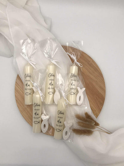 Gastgeschenke für Taufe oder Kommunion: Handgegossene Kerzen mit Fisch-Anhänger auf Holzbrett, liebevoll verpackt.