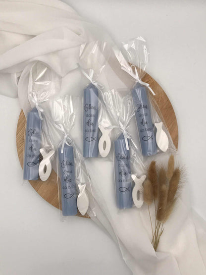 Gastgeschenke zur Taufe, Kommunion oder Konfirmation mit personalisierten Kerzen und symbolischen Anhängern.