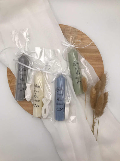 Gastgeschenke zur Taufe, Kommunion oder Firmung: Handgegossene Kerzen mit Fischsymbol, dekorativ verpackt auf Holzplatte.