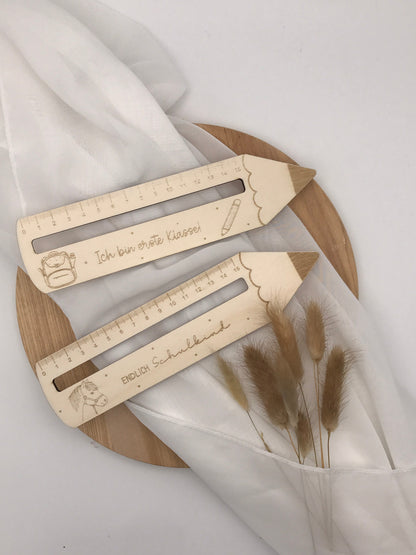 Personalisierte Lesehilfe aus Holz zur Einschulung, graviert mit Wunschname und Motiv, Geschenkidee.