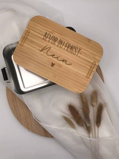 Nachhaltige Brotdose mit Bambusdeckel und Gravur, ideal für unterwegs.