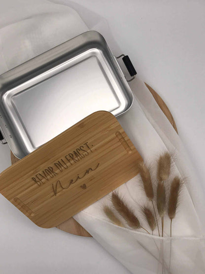Nachhaltige Brotdose mit graviertem Bambusdeckel, ideal für unterwegs, im Büro oder für die Schule.