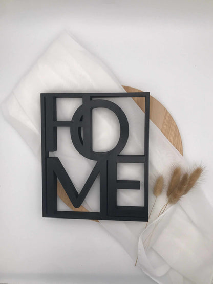 3D-Druck-Schild mit dem Schriftzug „Home“ auf hellem Hintergrund, stilvolle Dekoration für Zuhause.