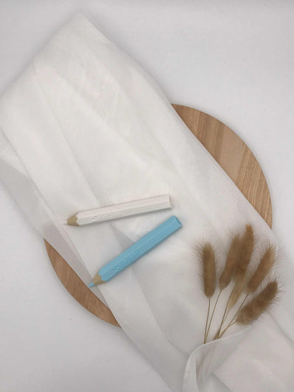 3D-gedruckte Buntstifte in Weiß und Blau mit geheimem Fach für Geldgeschenke