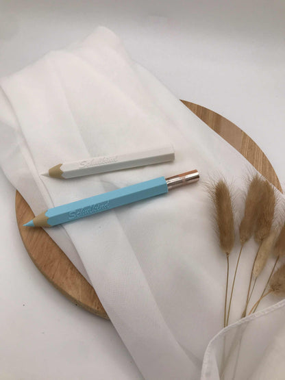 3D-gedruckter Buntstift als Geldgeschenk zur Einschulung auf Holztablett, ideal für Schulanfänger.