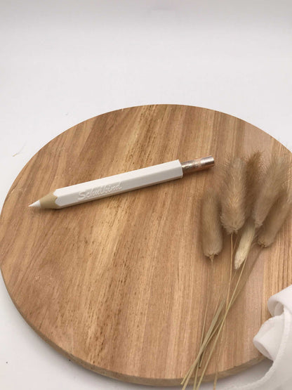 3D-gedruckter Buntstift als Geldgeschenk zur Einschulung auf Holzteller, kreatives Design mit Geheimfach.