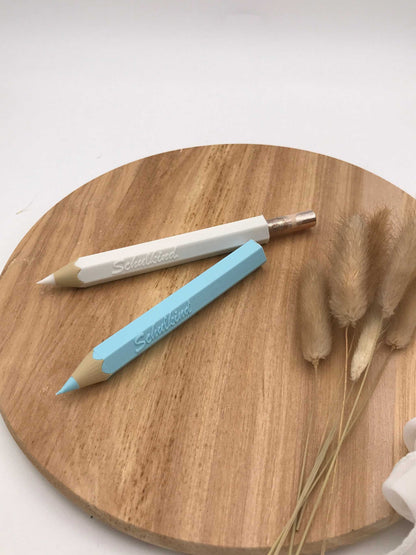 3D-gedruckter Buntstift aus PLA als Geldgeschenk zur Einschulung, mit verstecktem Fach für Geldscheine, ideal für Schulanfänger.