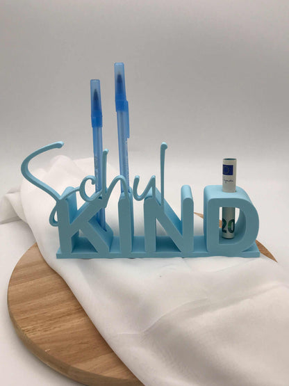 Personalisierter Tischaufsteller „Schulkind“ in Hellblau mit Reagenzglas, Stiften und Geldschein auf einem Holztablett. Ideal als Geschenk zur Einschulung.