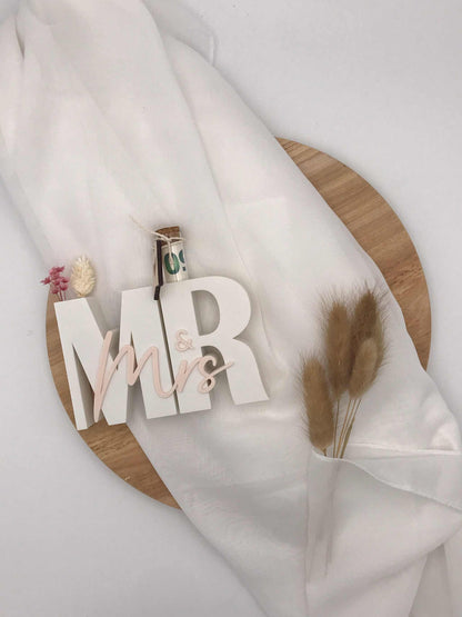3D-gedruckter "Mr & Mrs" Schriftzug, Hochzeit Geldgeschenk, mit Reagenzglas, auf Holzuntergrund dekoriert.