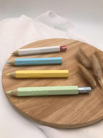 3D-gedruckte Buntstifte zur Einschulung auf Holztablett, perfekte Geldgeschenke für Schulanfänger.