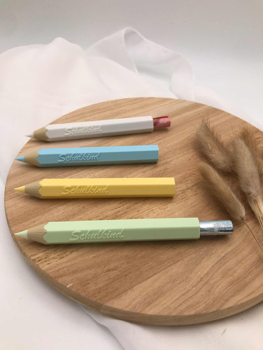 3D-gedruckte Buntstifte zur Einschulung auf Holztablett, perfekte Geldgeschenke für Schulanfänger.