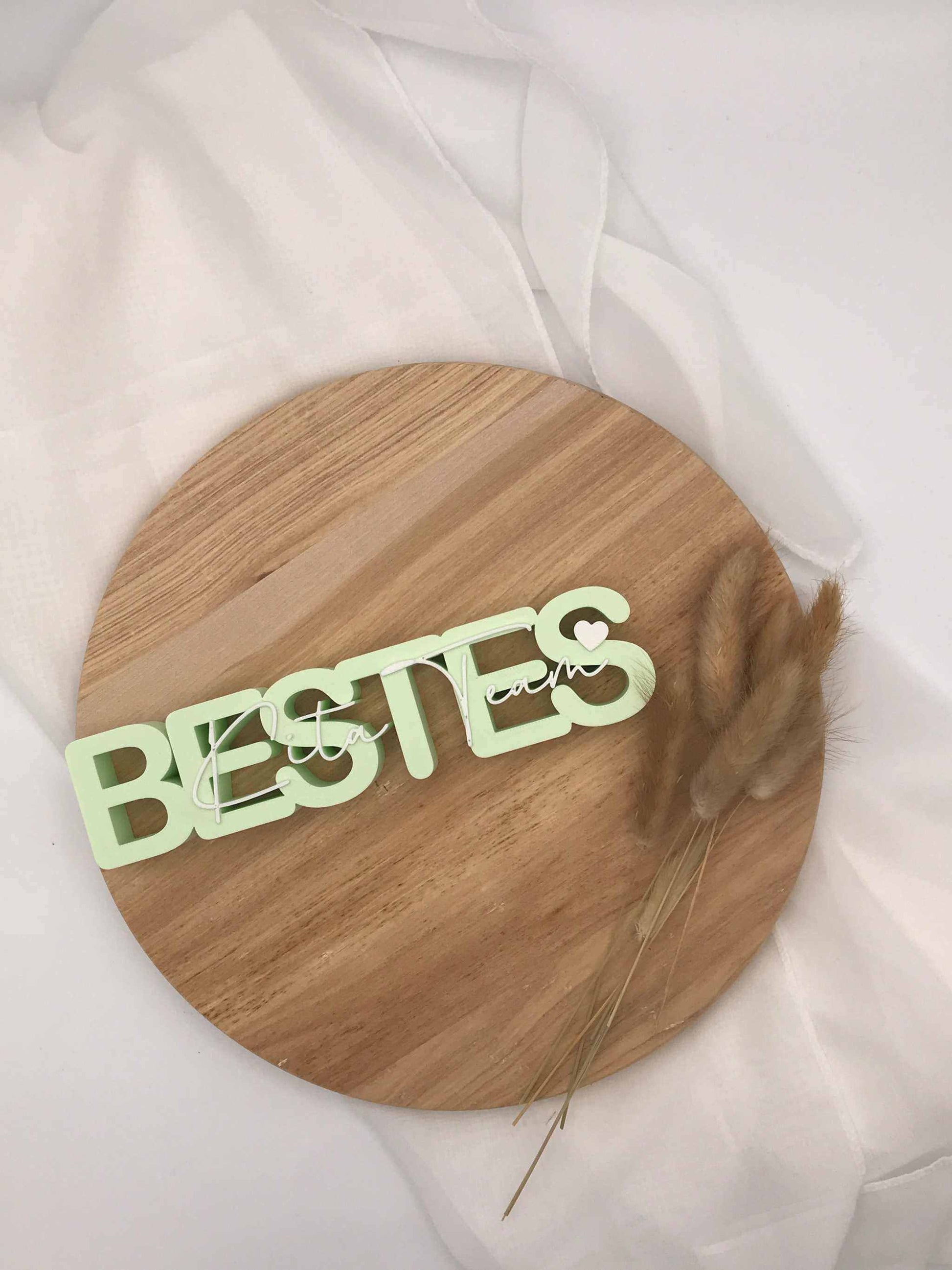 3D-Druck Aufsteller „Bestes Kita-Team“ auf Holzuntergrund, ideal als Abschiedsgeschenk für Kindergarten-Erzieher:innen.