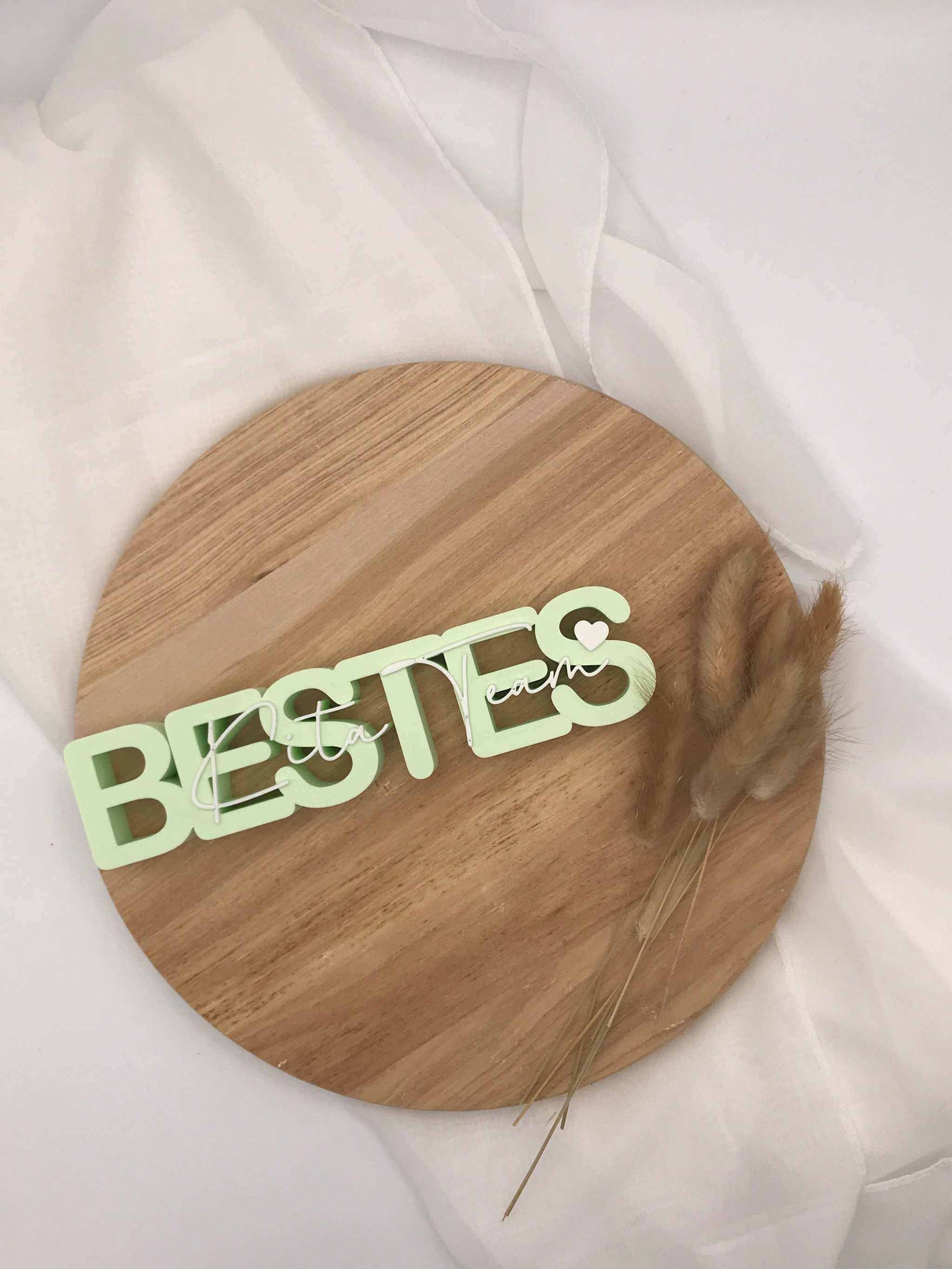 3D-Druck Aufsteller „Bestes Kita-Team“ auf Holzplatte mit Trockenblumen, ideales Abschiedsgeschenk für Erzieher:innen.