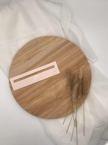 3D-gedruckte Lesehilfe für Schulanfänger auf Holzplatte mit weißen Stoffdetails, ideal zum Lesenlernen.