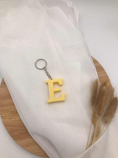 3D-gedruckter Buchstaben-Schlüsselanhänger E auf weißem Hintergrund.