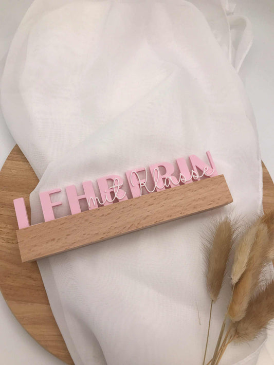 3D-Druck Dekoaufsteller Lehrerin mit Klasse aus Holz als Geschenk zum Schulabschluss in Rosa