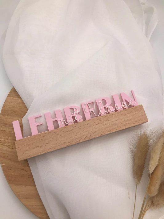 3D-Druck Dekoaufsteller „Lehrerin mit Klasse“ in rosa auf Holzsockel, stilvolles Geschenk zum Schulabschluss.