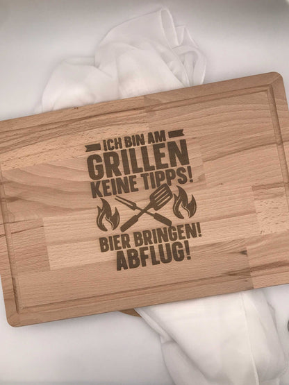 Hochwertiges Schneidebrett aus Holz mit Lasergravur "Ich bin am Grillen, keine Tipps!", ideal für die Zubereitung von Grillgut.
