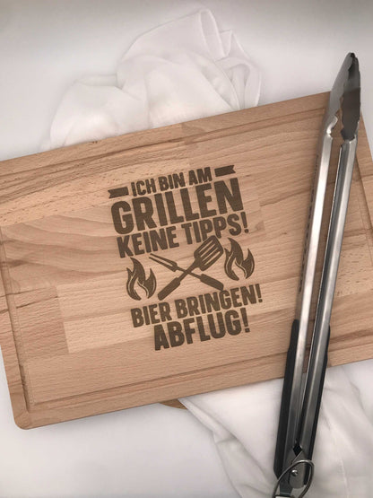 Holzschneidebrett mit Gravur "Ich bin am Grillen" mit Saftrille, 40x27x2 cm.