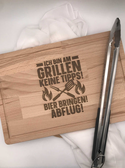 Holz-Schneidebrett mit Gravur "Ich bin am Grillen", ideal für Grillvorbereitung.