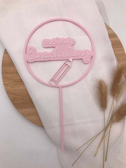 Rosa Caketopper „meine Einschulung“ aus 3D-gedrucktem PLA zur Dekoration von Einschulungstorten.