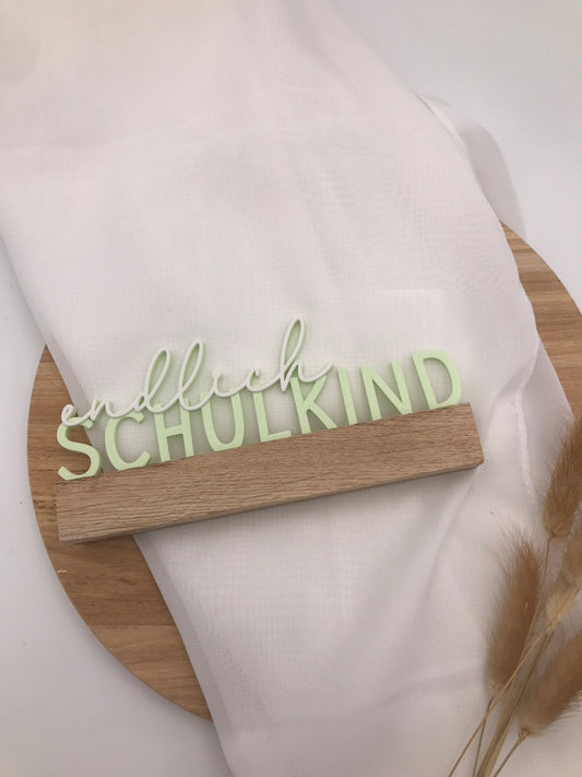 3D Druck „Endlich Schulkind“ Schriftzug in Pastellgrün als Einschulungsdekoration auf Holzständer