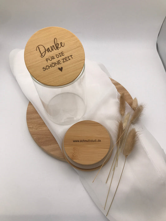 Personalized glass jar with bamboo lid engraved with "Danke für die schöne Zeit" as a farewell gift for kindergarten and primary school educators.