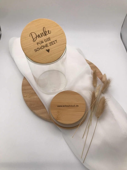 Vorratsglas mit Bambusdeckel und Gravur „Danke für die schöne Zeit“ als Abschiedsgeschenk für Erzieherinnen im Kindergarten und Grundschule