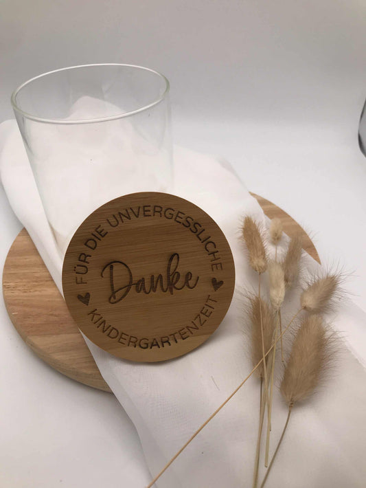 Personalized bamboo-lid glass storage jar with "Danke" thank you engraving as a farewell gift for kindergarten teachers.