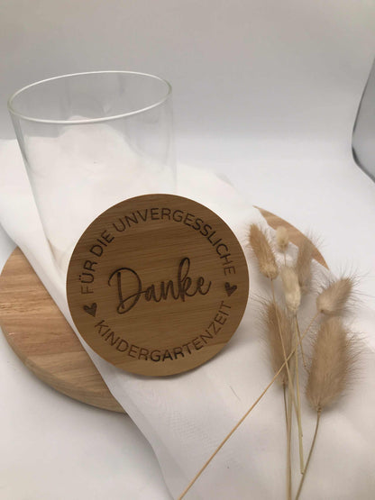 Vorratsglas mit Bambusdeckel als Abschiedsgeschenk für Erzieherin mit Gravur "Danke für die unvergessliche Kindergartenzeit"