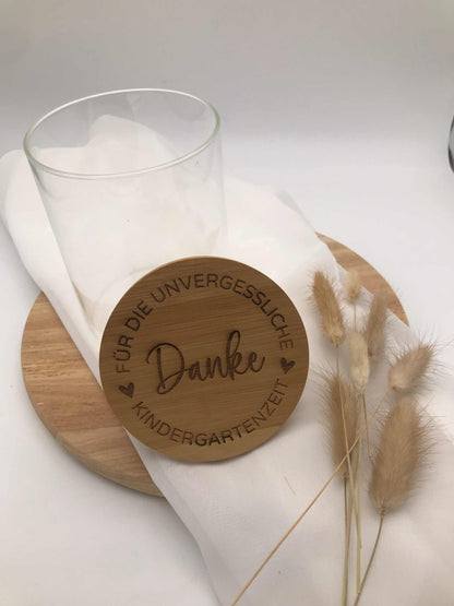 Vorratsglas mit Bambusdeckel als persönliches Abschiedsgeschenk für Erzieherinnen im Kindergarten, graviert mit Dankesnachricht.